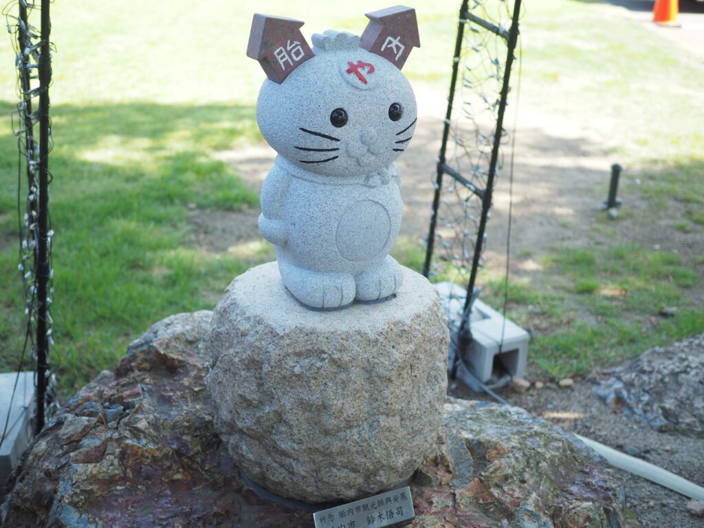 やらにゃん　石像