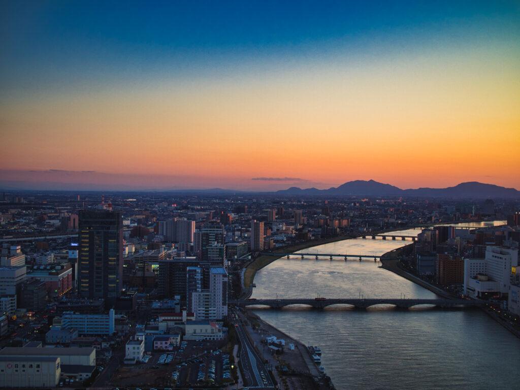 朱鷺メッセからの夕景と萬代橋