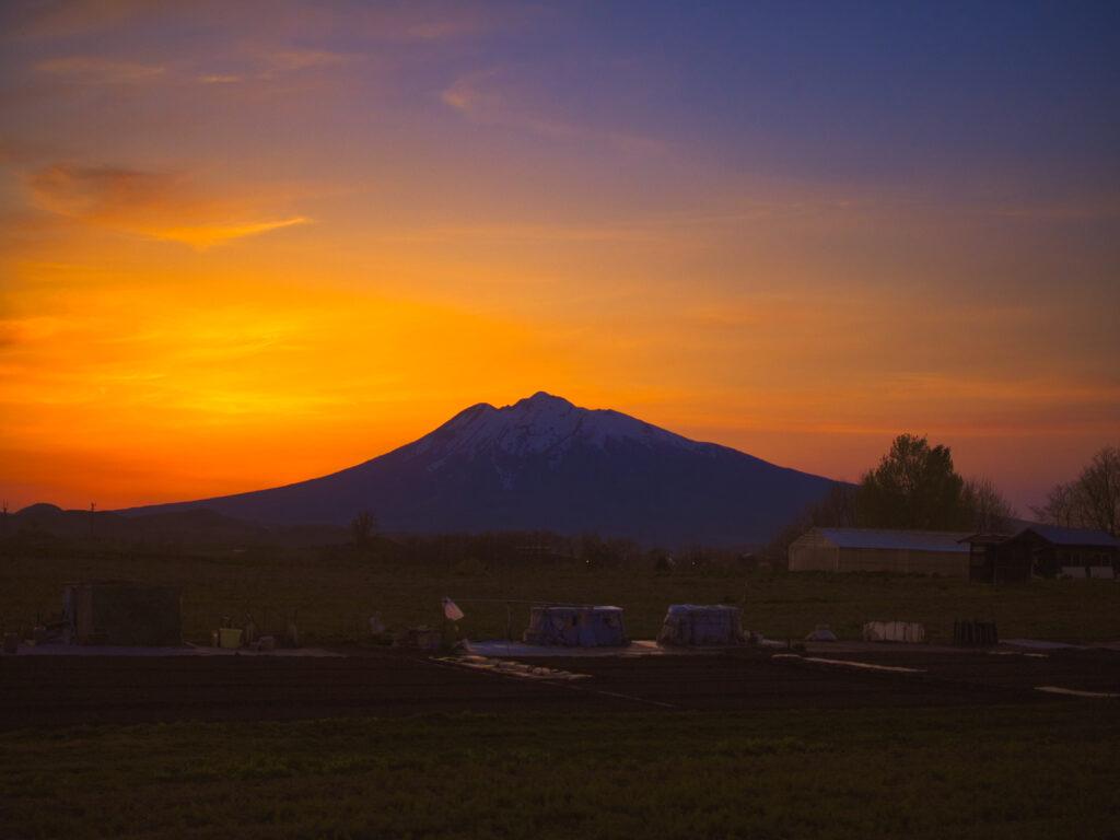 夕暮れの岩木山